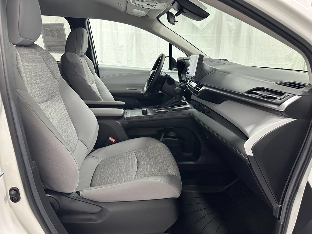 Used 2025 Toyota Sienna LE FWD image 60