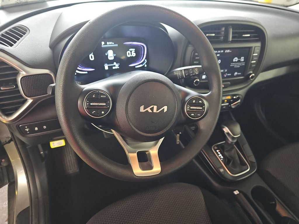 Used 2025 Kia Soul LX w/ LX Technology Package FWD image 9