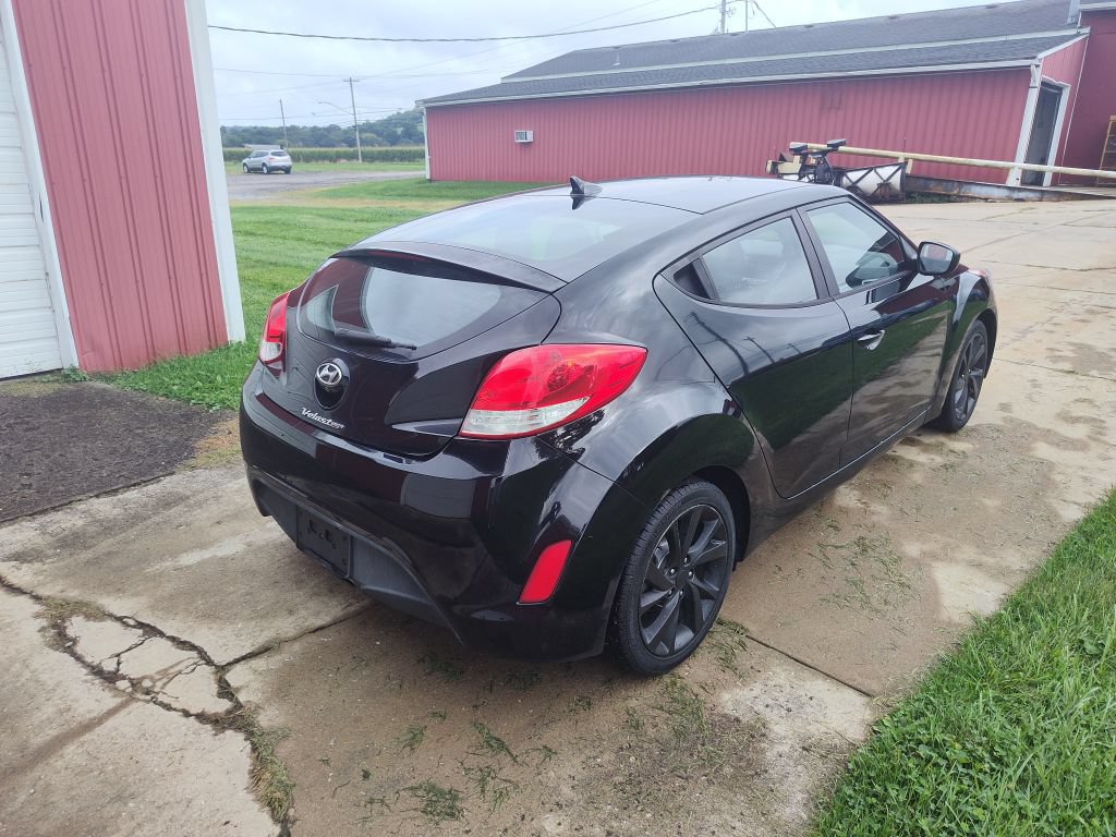Used 2016 Hyundai Veloster FWD image 3