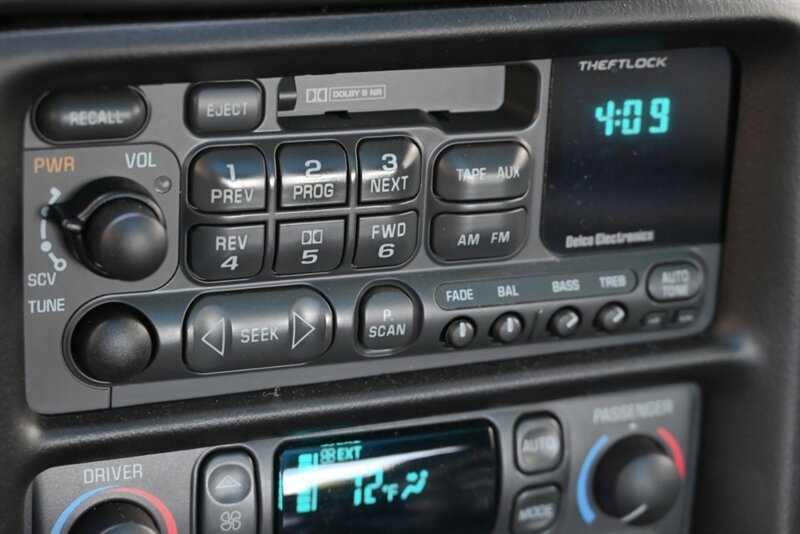 Used 1999 Chevrolet Corvette Coupe w/ Memory Pkg RWD image 41