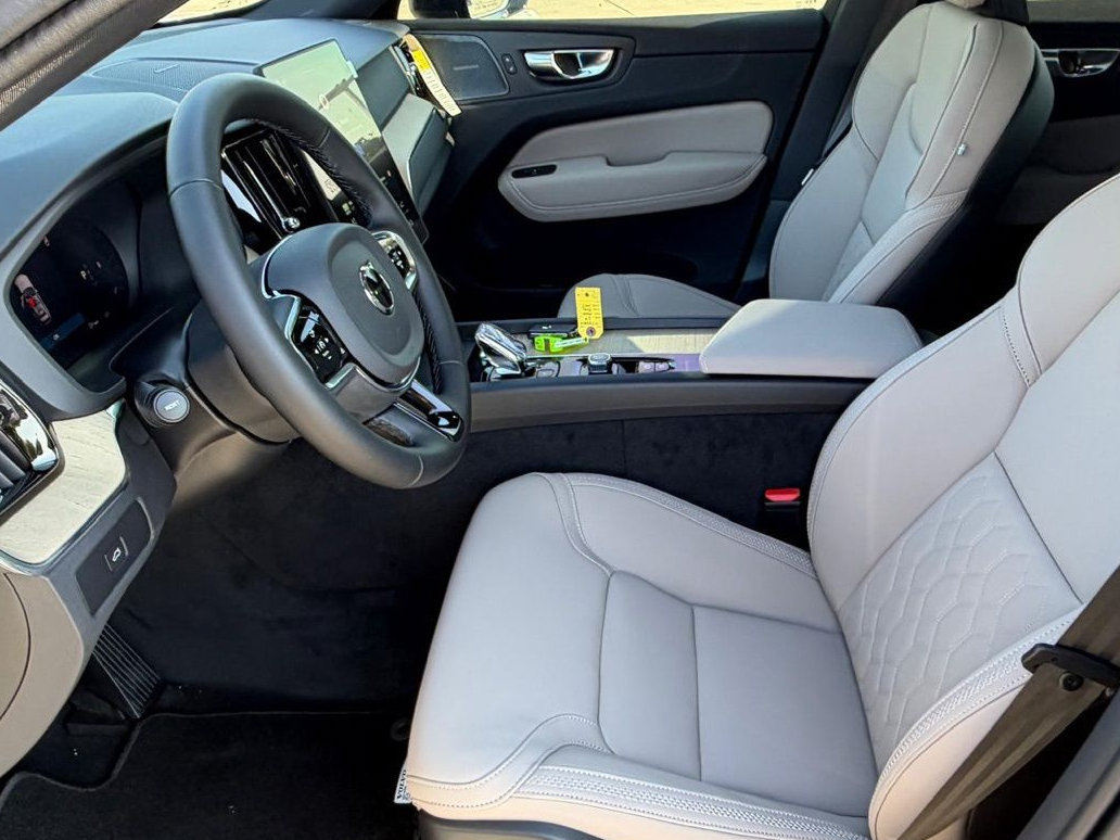 New 2027 Volvo XC60 B5 Plus AWD/4WD image 13