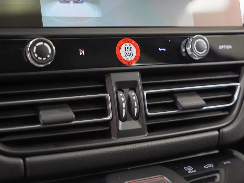 Certified 2025 Porsche Macan image 32