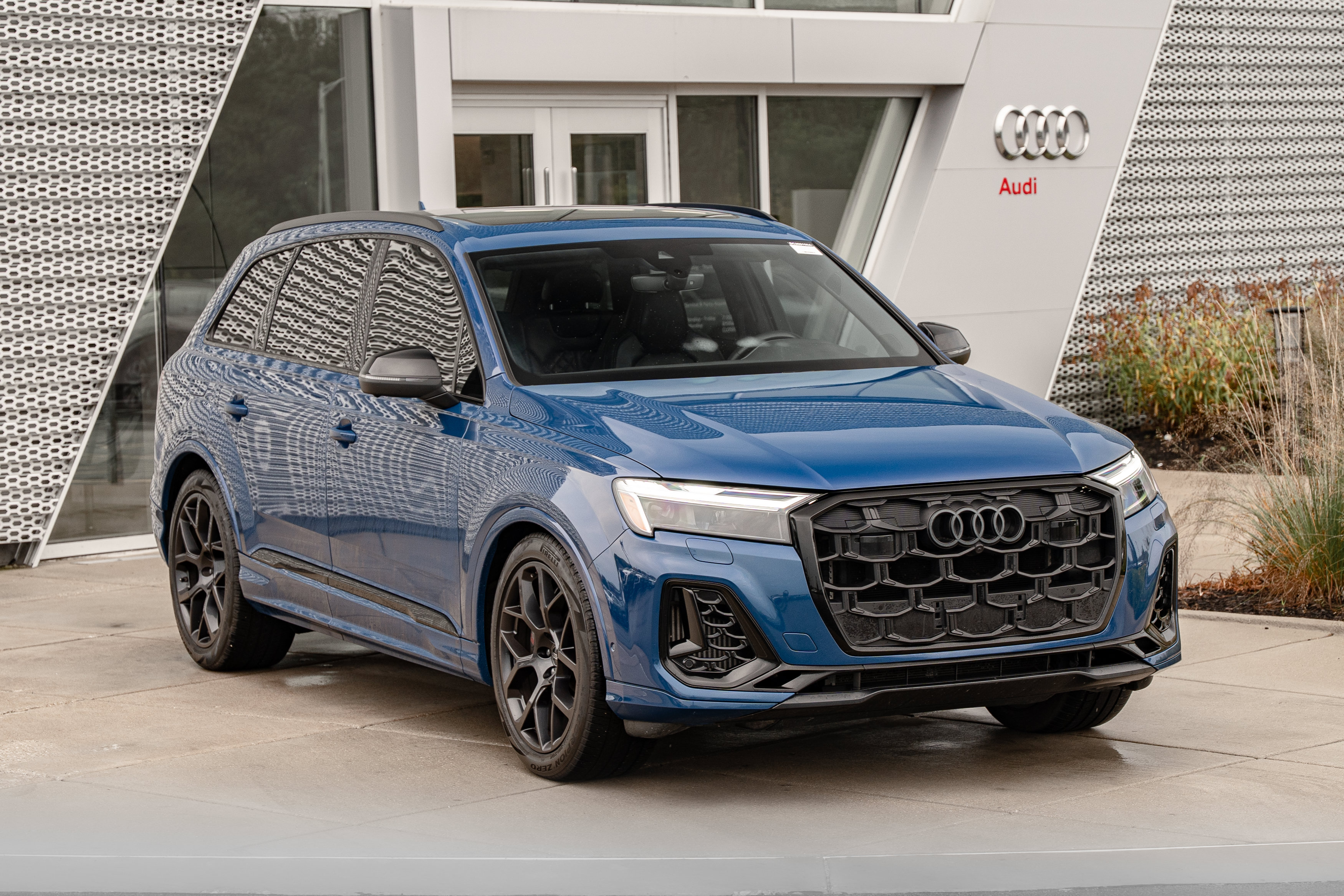 Used 2025 Audi SQ7 Premium Plus AWD/4WD image 2