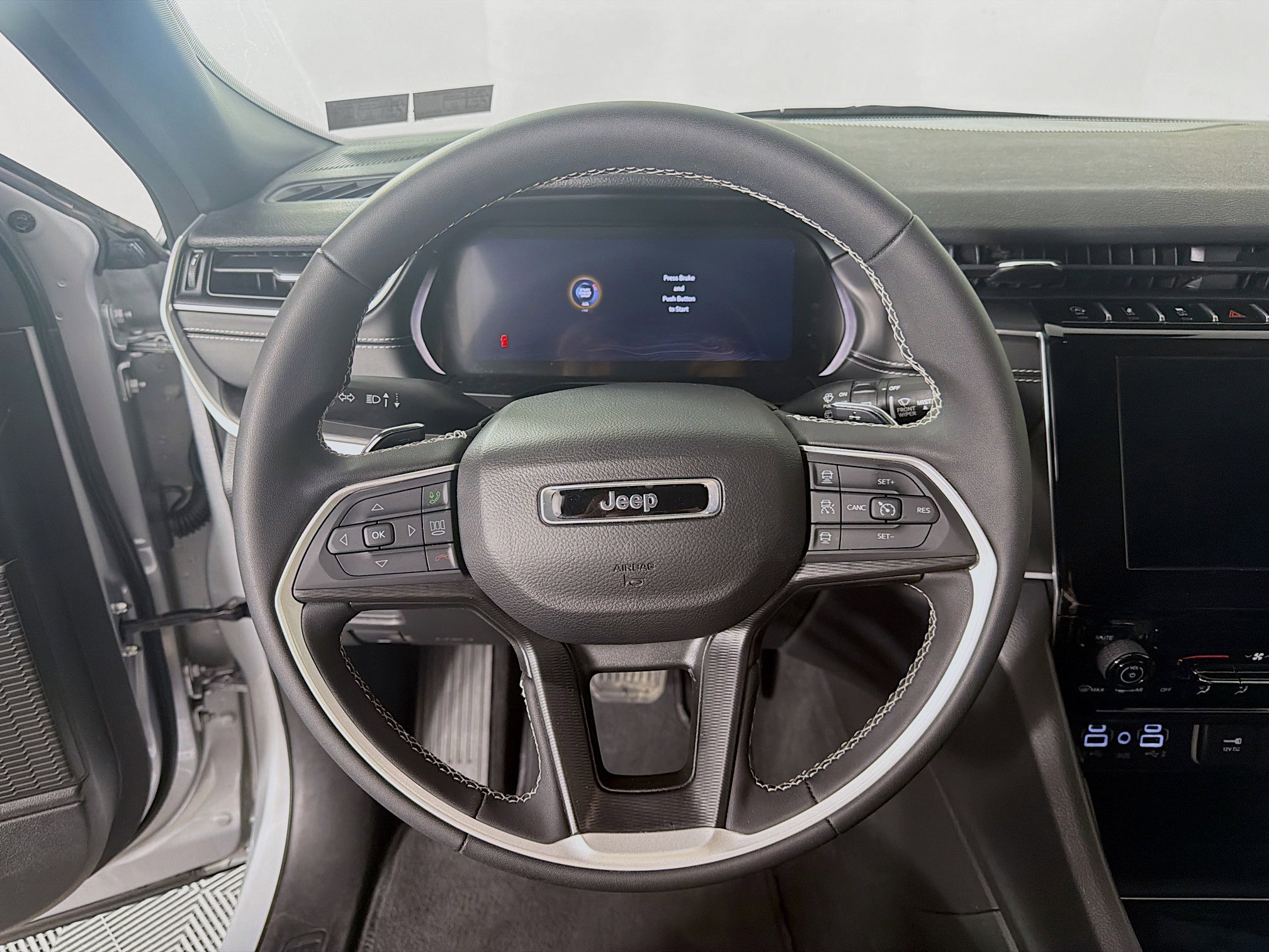 Used 2024 Jeep Grand Cherokee Laredo image 13