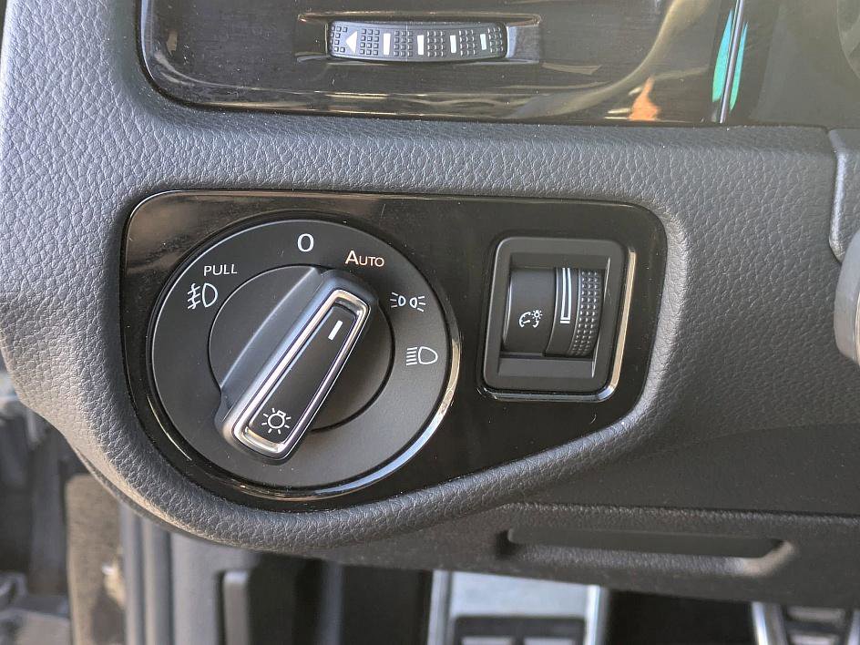 Used 2020 Volkswagen GTI SE image 17