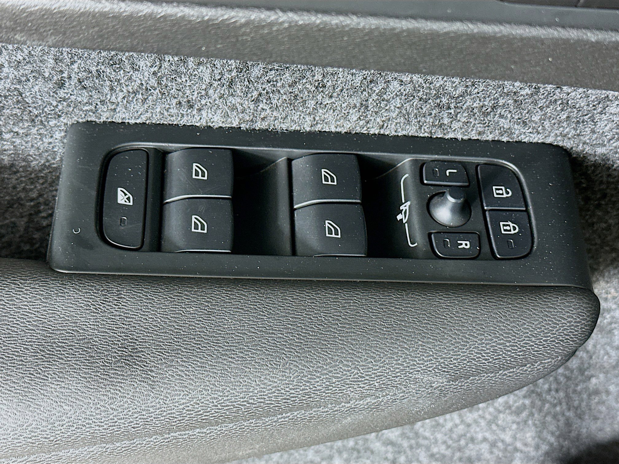 Used 2025 Volvo XC40 B5 Plus image 15