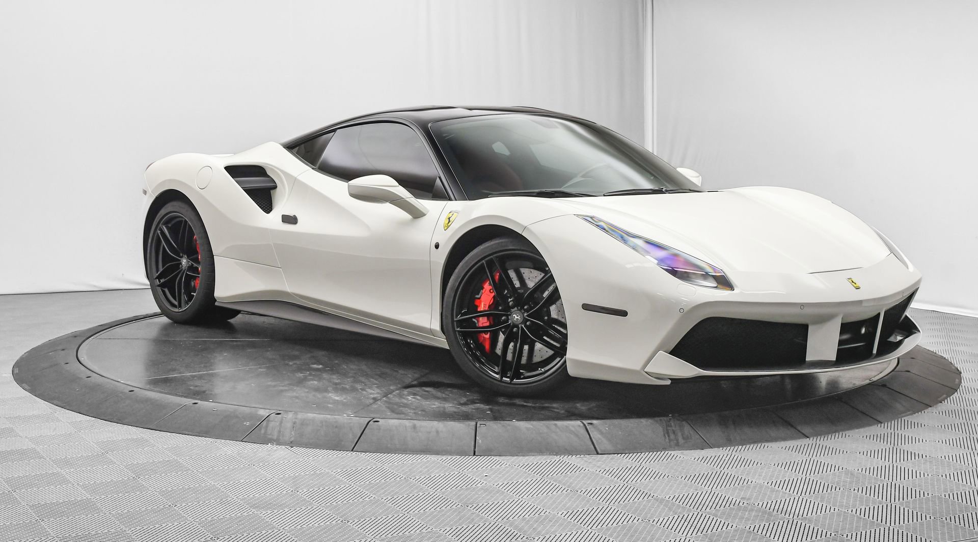 Used 2016 Ferrari 488 GTB image 2