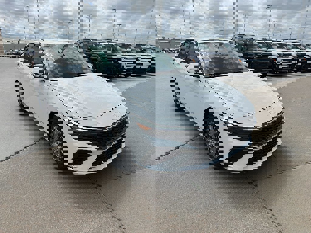 New 2026 Hyundai Elantra SE FWD image 2