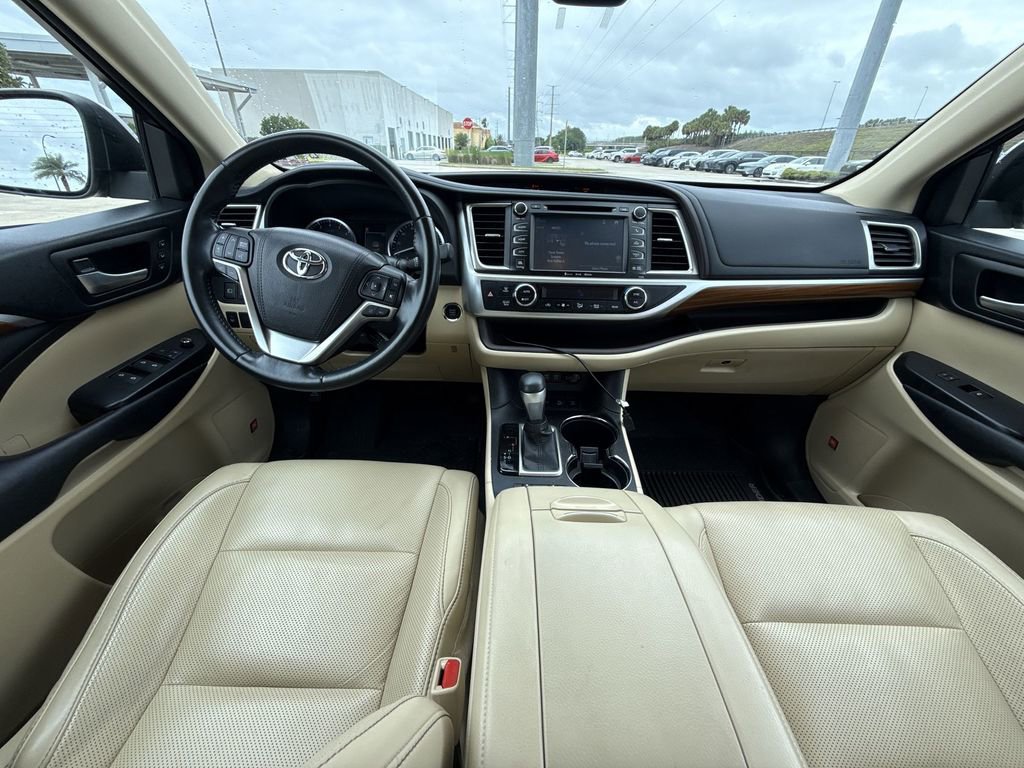 Used 2017 Toyota Highlander Limited AWD/4WD image 19