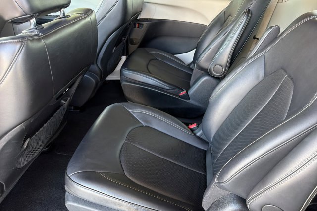 Used 2024 Chrysler Pacifica Limited FWD image 13