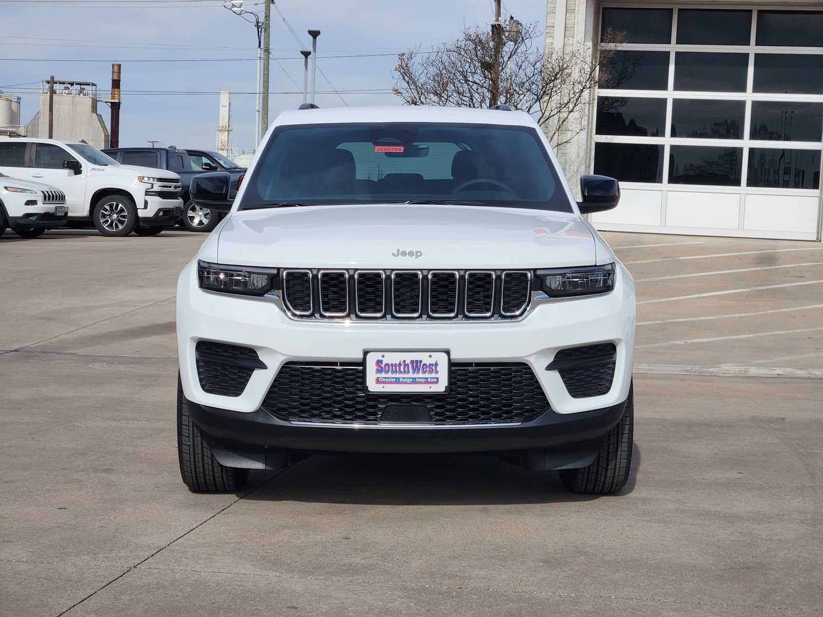 New 2025 Jeep Grand Cherokee Laredo image 6
