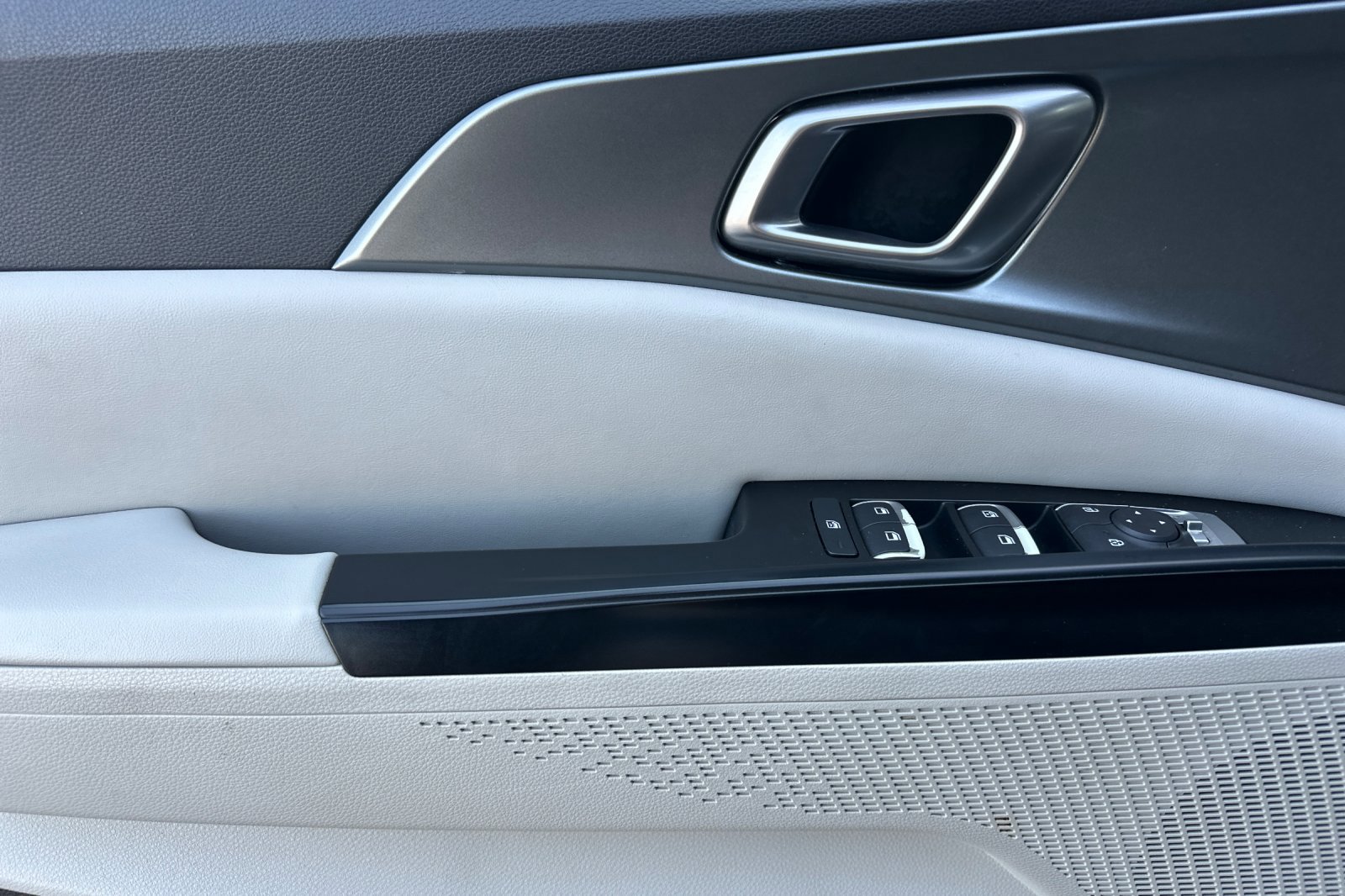 Used 2022 Kia Carnival LX image 11