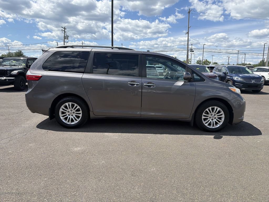 Used 2015 Toyota Sienna XLE Premium FWD image 6