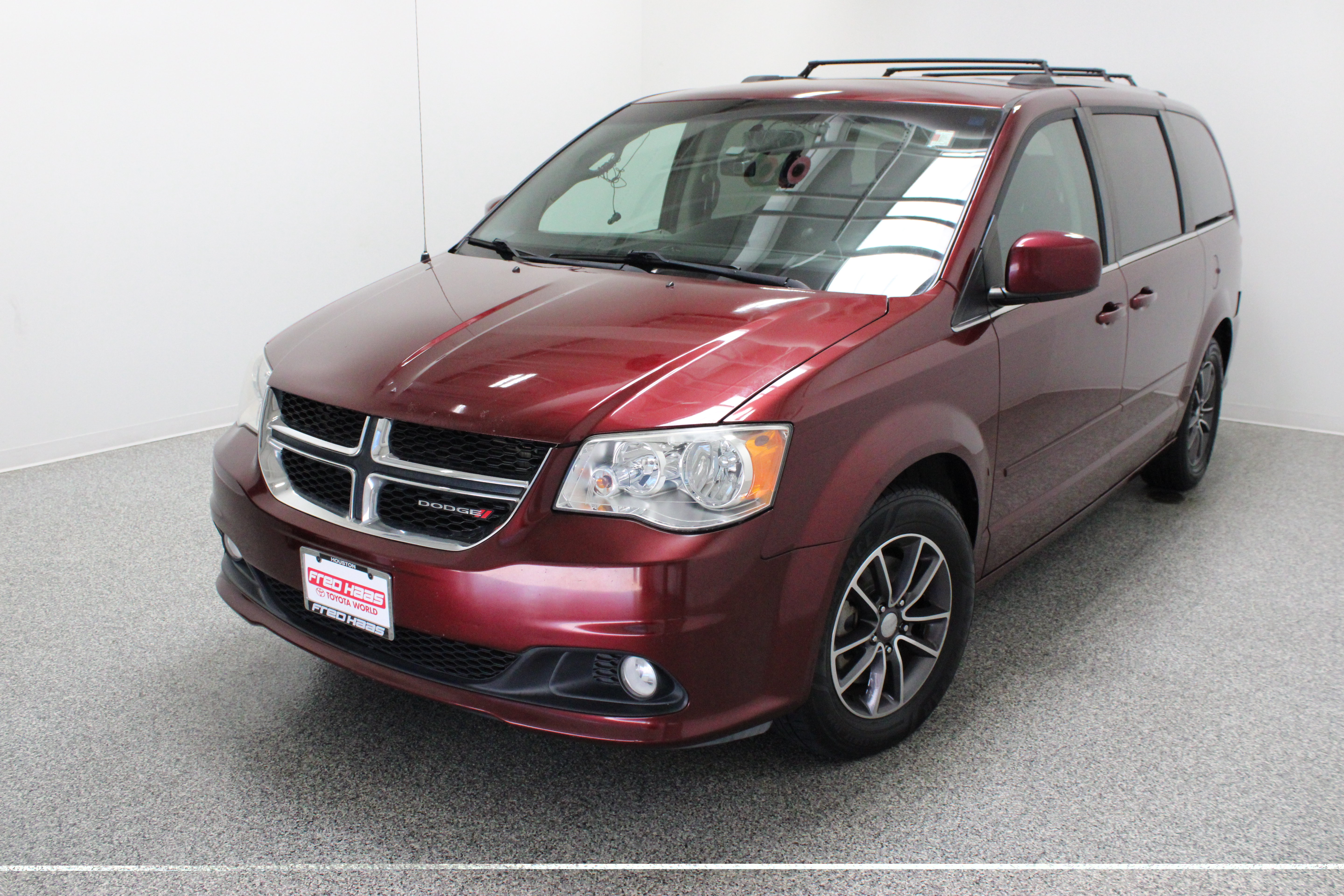 Used 2017 Dodge Grand Caravan SXT FWD image 2