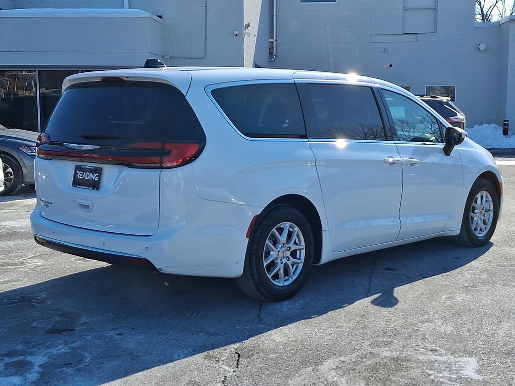 Used 2023 Chrysler Pacifica Touring-L image 5