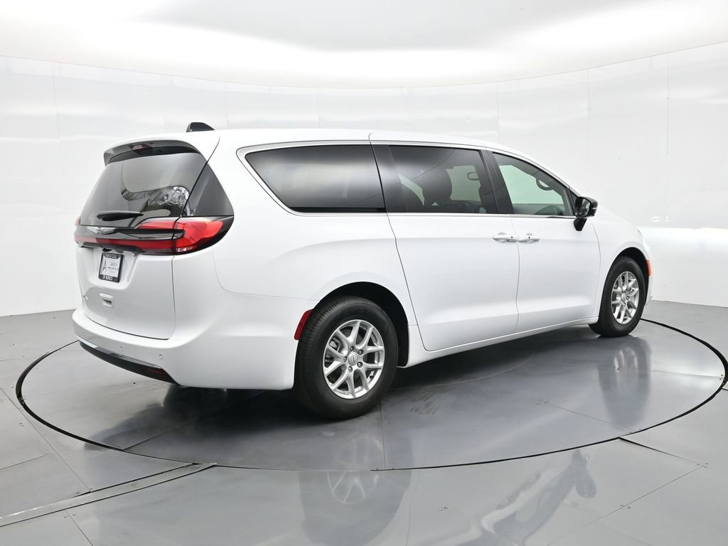 New 2026 Chrysler Pacifica Select image 7