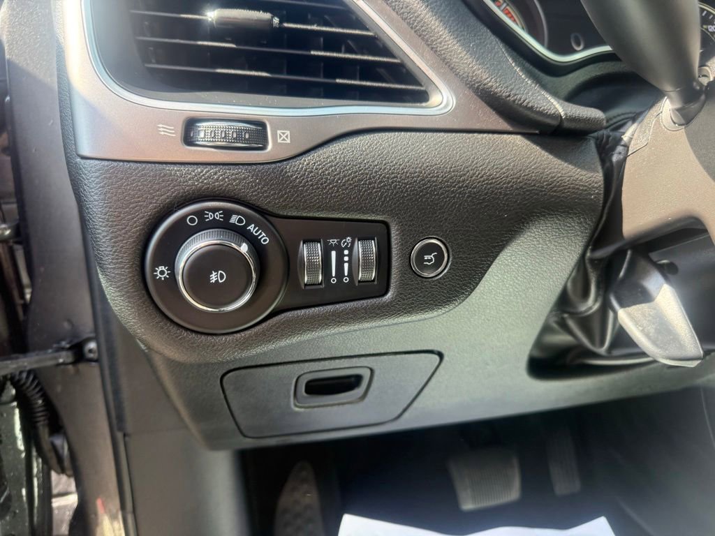 Used 2022 Jeep Cherokee Latitude Lux w/ Mopar Interior Package AWD/4WD image 14
