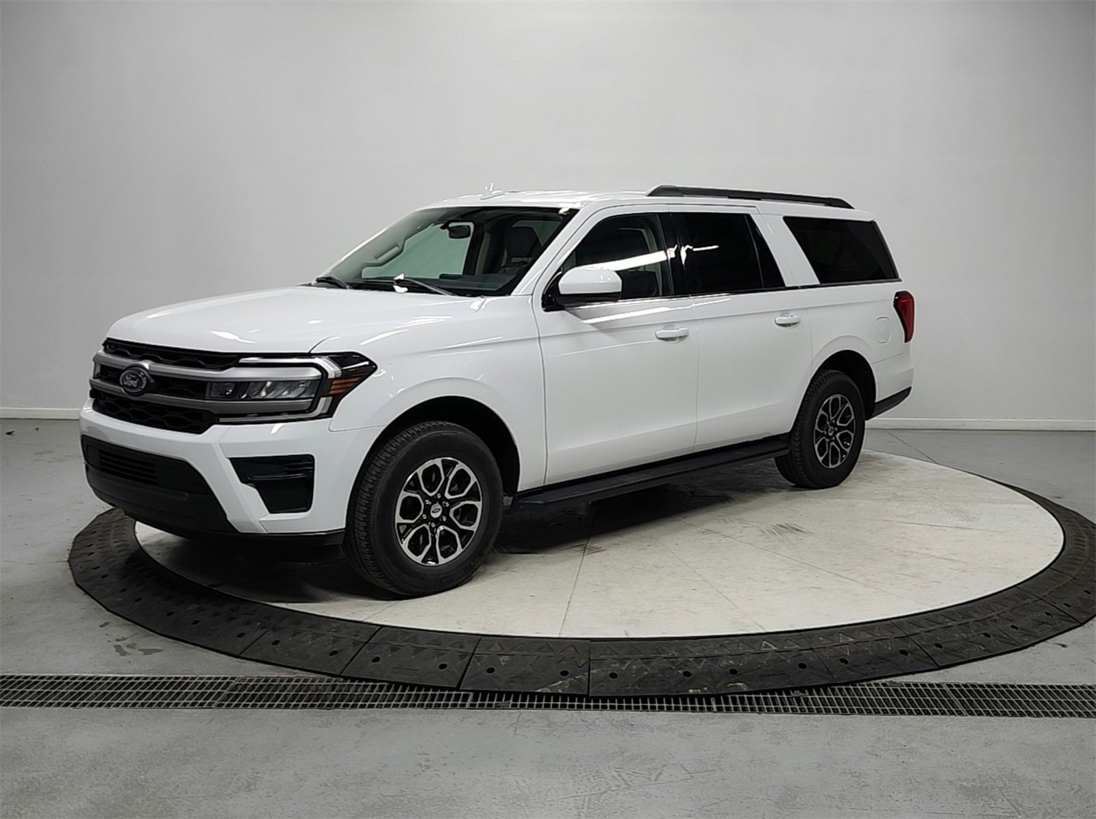 Used 2024 Ford Expedition Max XLT image 3