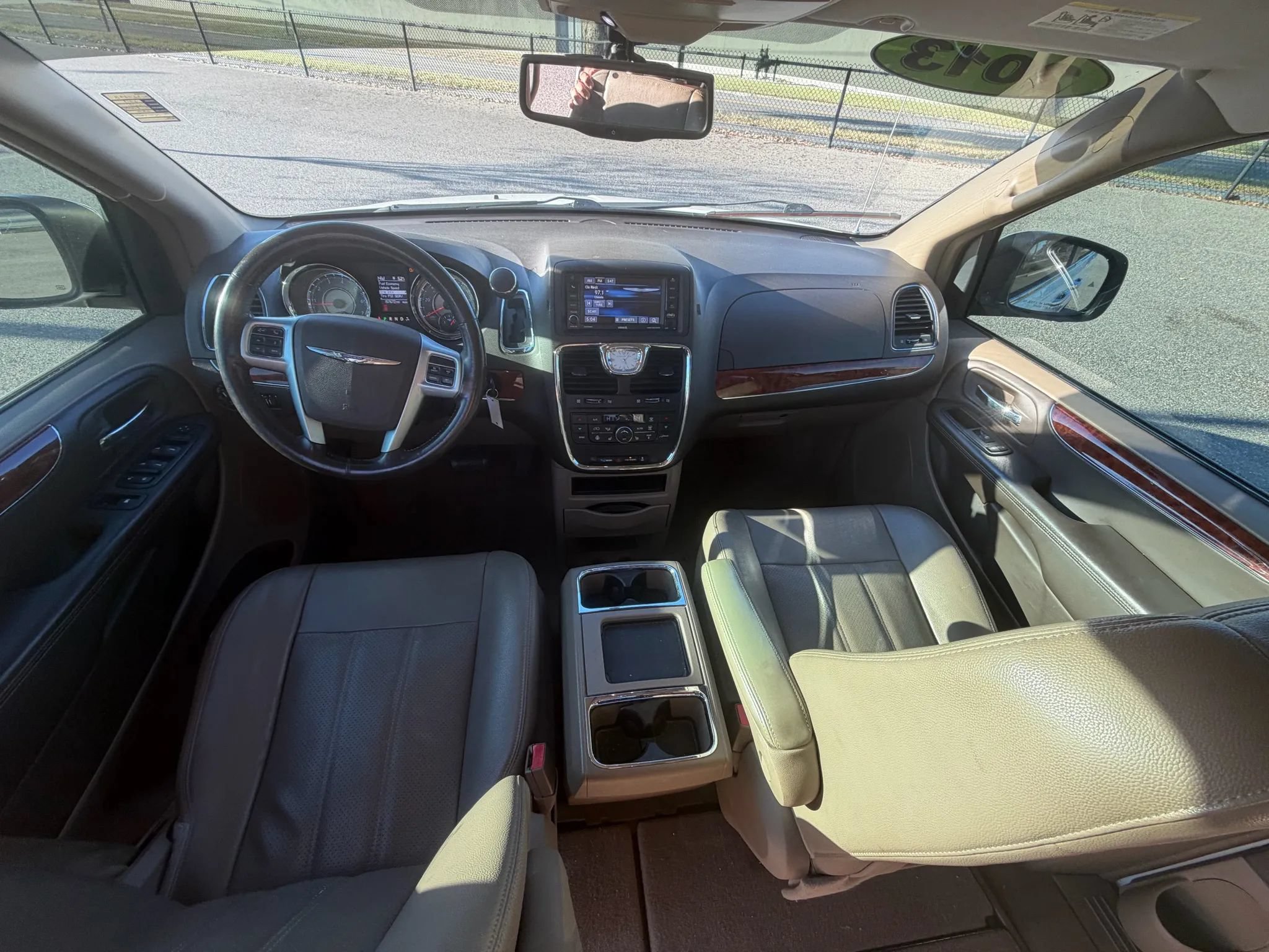 Used 2013 Chrysler Town & Country Touring-L w/ Driver Convenience Group FWD image 10
