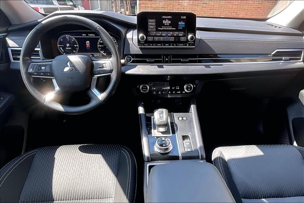 Used 2025 Mitsubishi Outlander ES AWD/4WD image 14