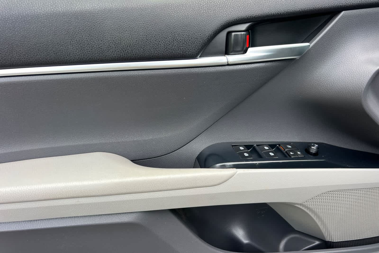 Used 2018 Toyota Camry LE FWD image 12