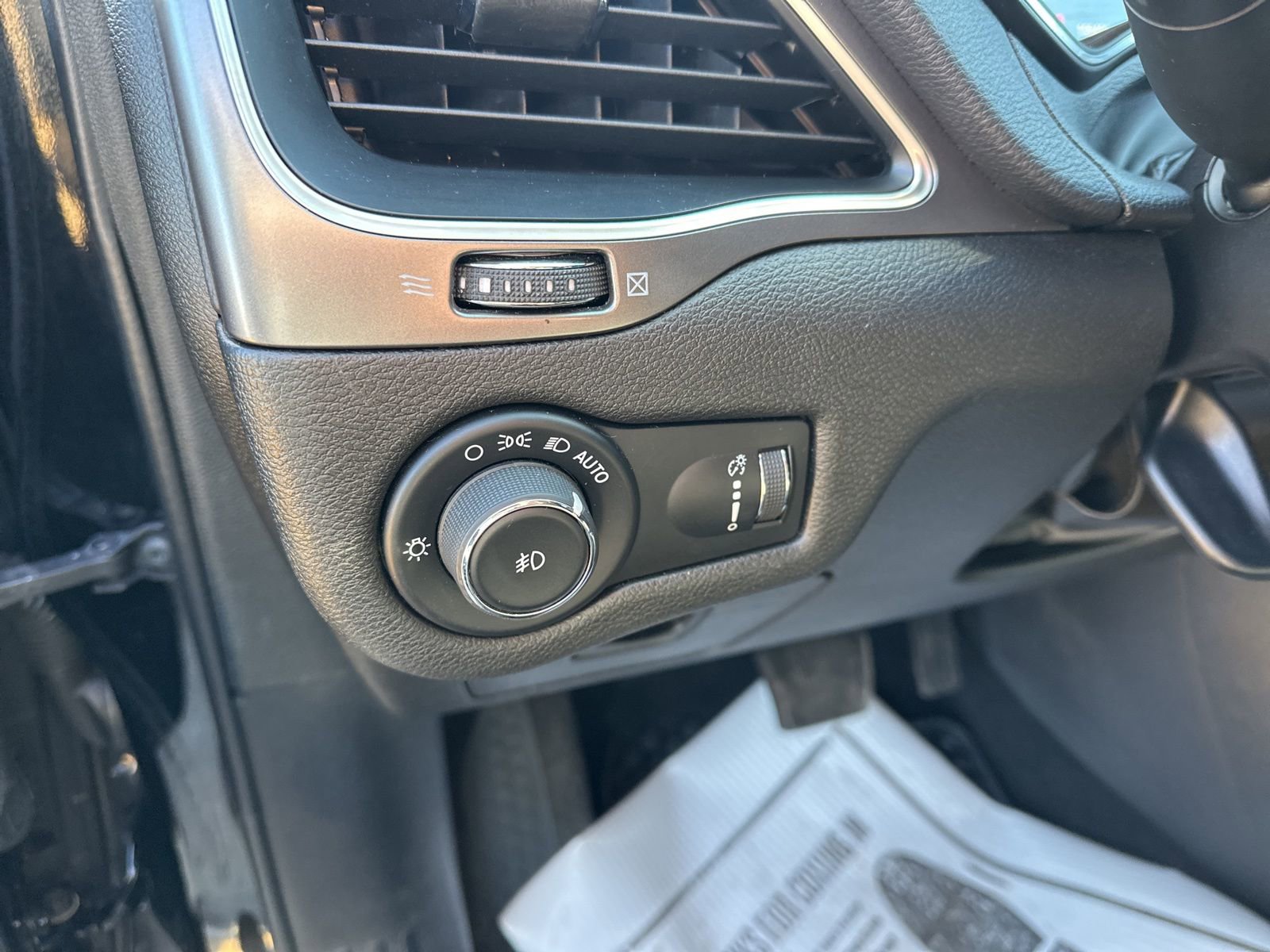 Used 2019 Jeep Cherokee Latitude w/ Cold Weather Group image 15