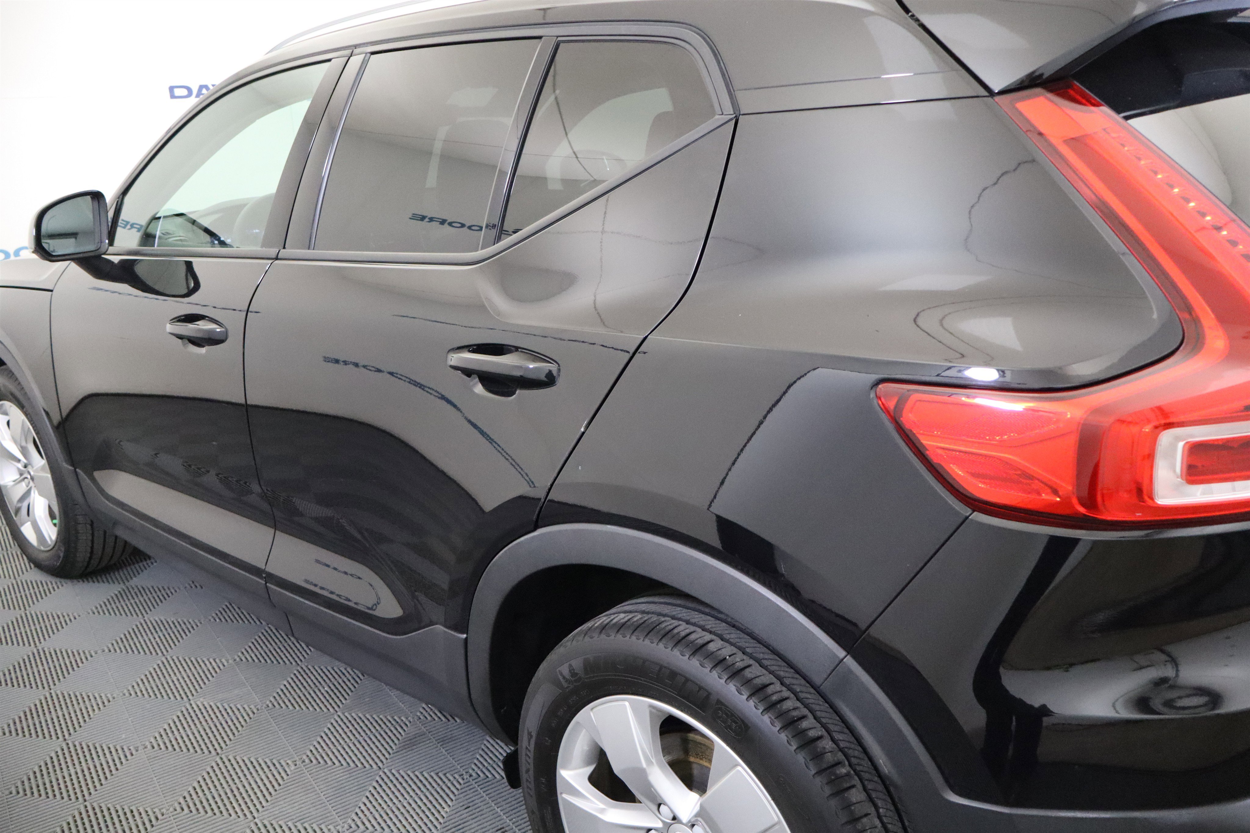 Used 2022 Volvo XC40 T4 Momentum image 11