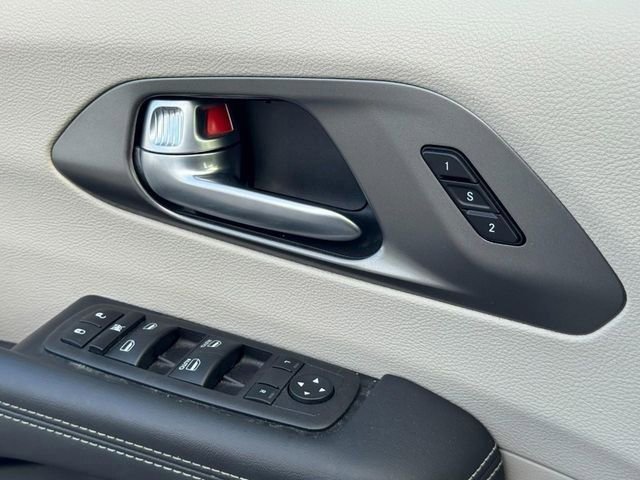 Used 2024 Chrysler Pacifica Touring-L FWD image 27