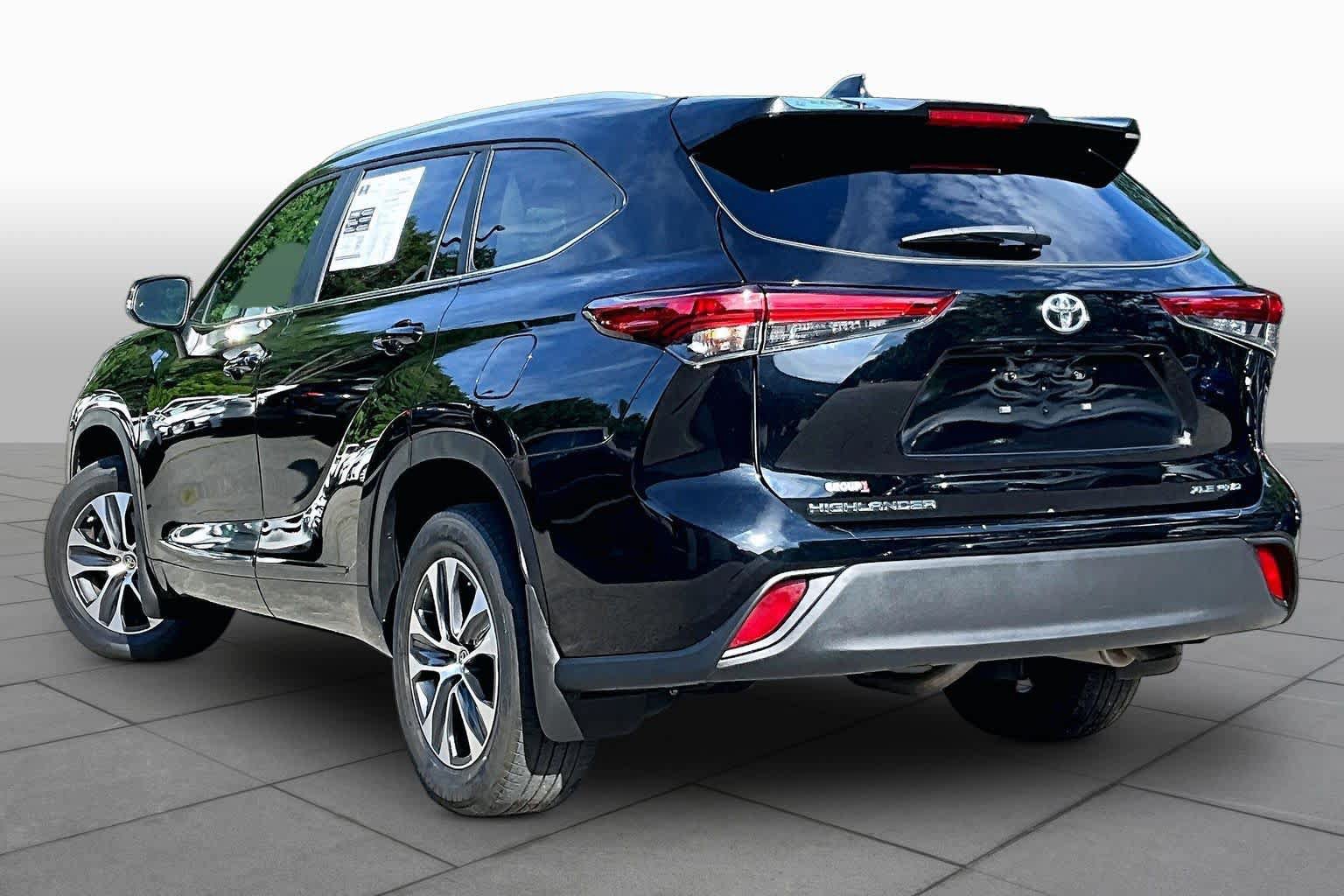 Used 2023 Toyota Highlander XLE AWD/4WD image 12