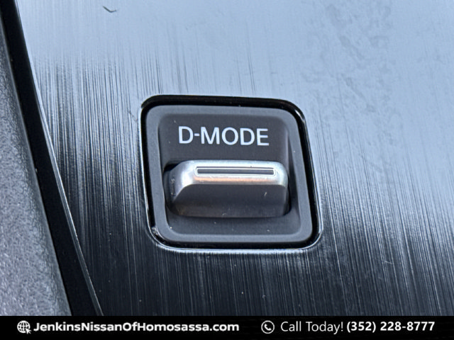 Certified 2025 Nissan Rogue SL FWD image 43
