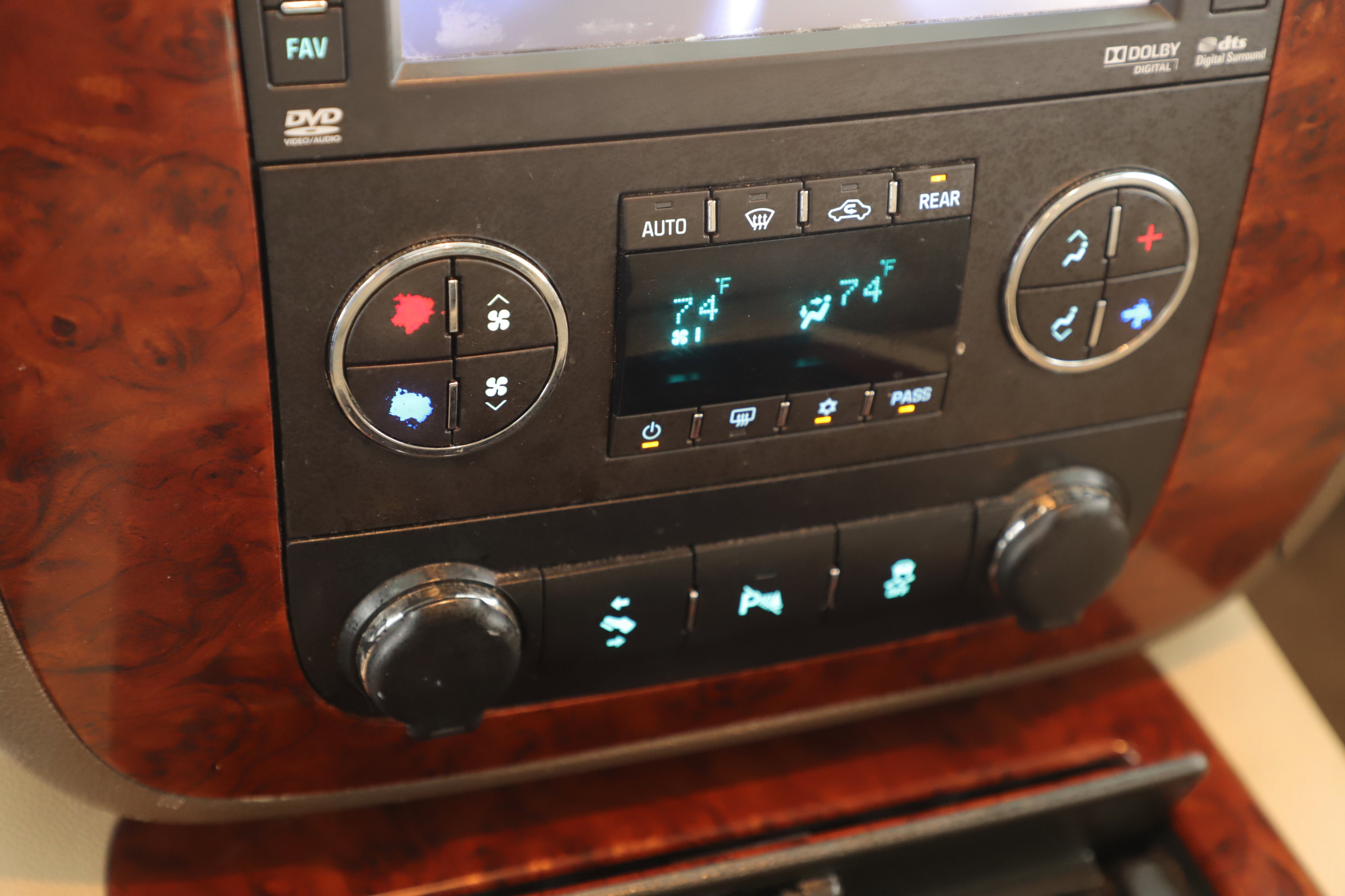 Used 2013 Chevrolet Suburban LTZ image 16