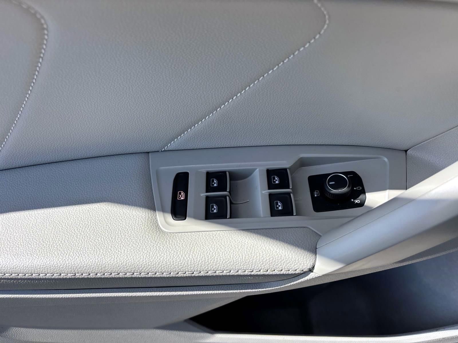 Used 2023 Volkswagen Tiguan SE R-Line image 13