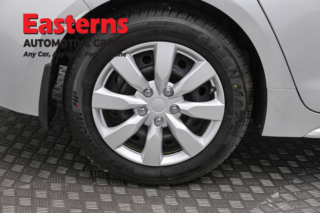 Used 2022 Toyota Corolla LE FWD image 29