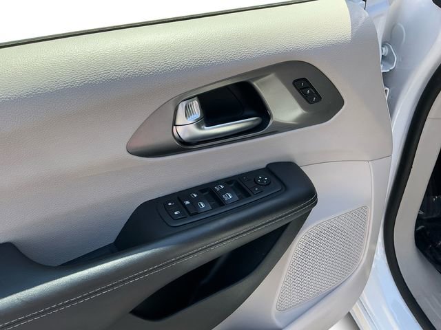 Used 2023 Chrysler Pacifica Touring-L FWD image 11