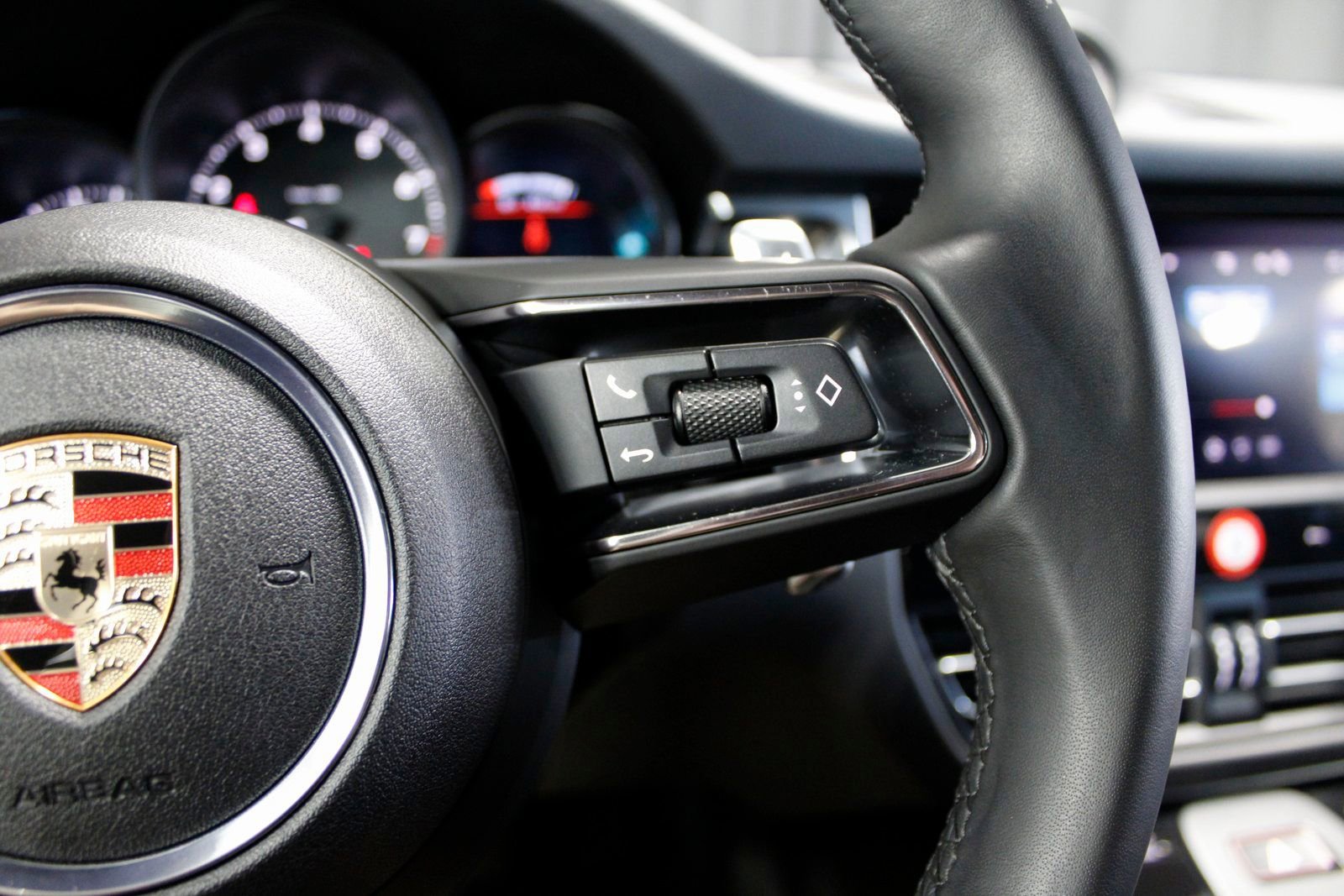 Certified 2025 Porsche Macan image 29