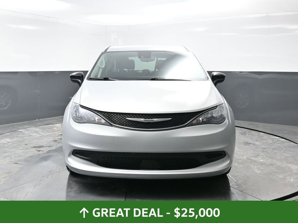 Used 2024 Chrysler Voyager LX image 7