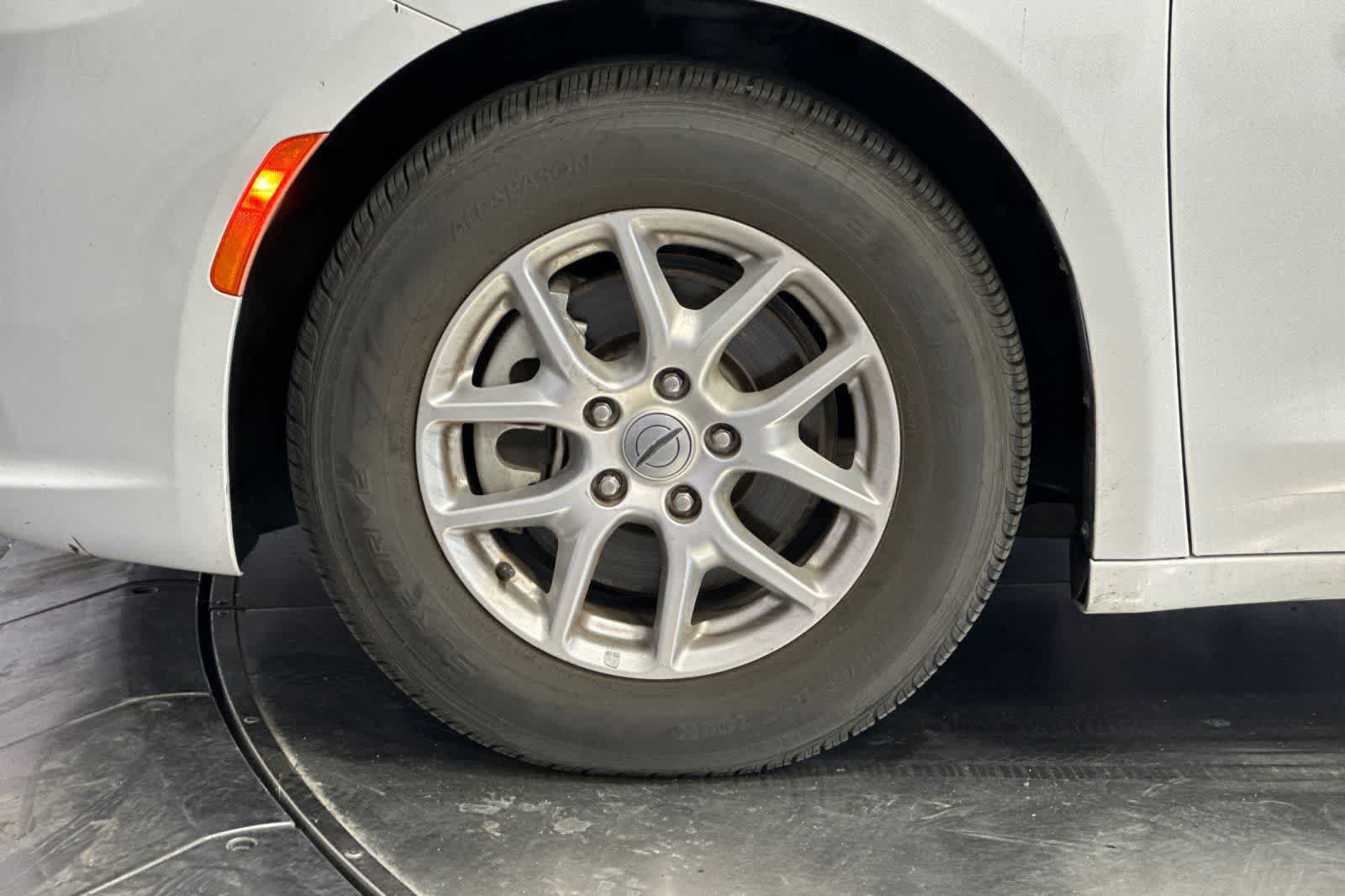 Used 2022 Chrysler Pacifica Touring-L image 12