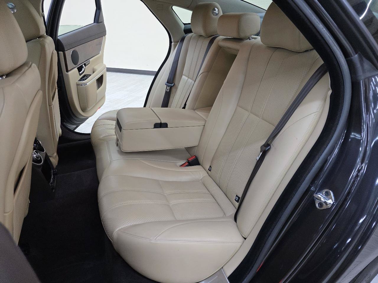 Used 2012 Jaguar XJ RWD image 25