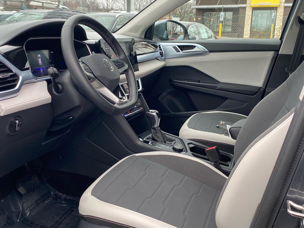 Used 2025 Volkswagen Taos SE image 12