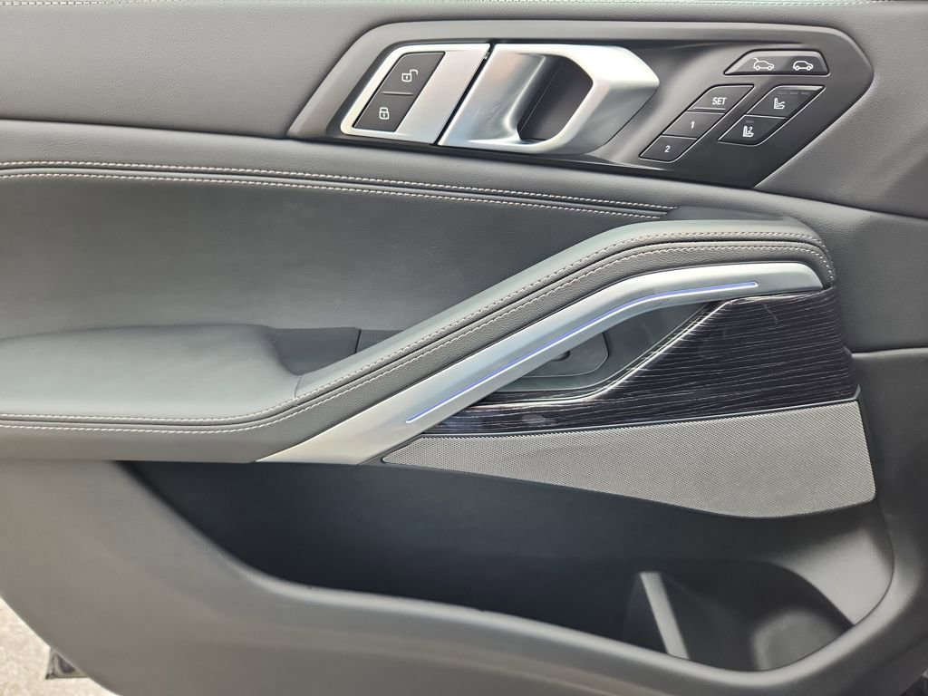 Used 2025 BMW X6 xDrive40i w/ Executive Package image 25