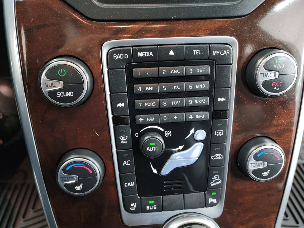 Used 2015 Volvo XC70 T6 Premier Plus image 16