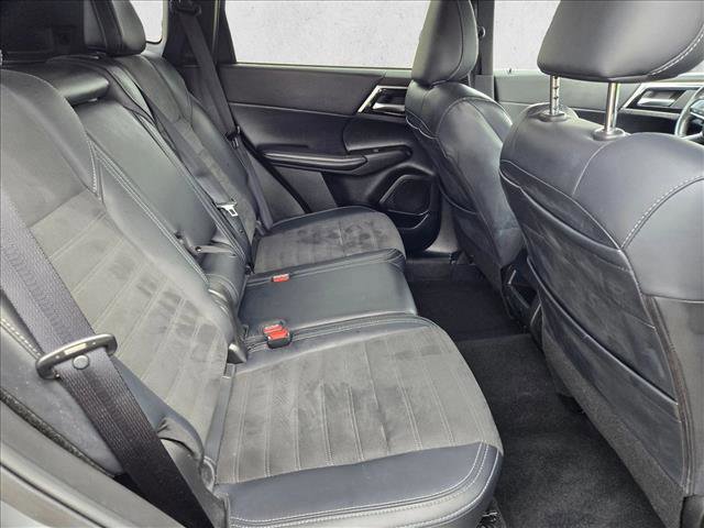 Used 2024 Mitsubishi Outlander SE Black Edition image 16