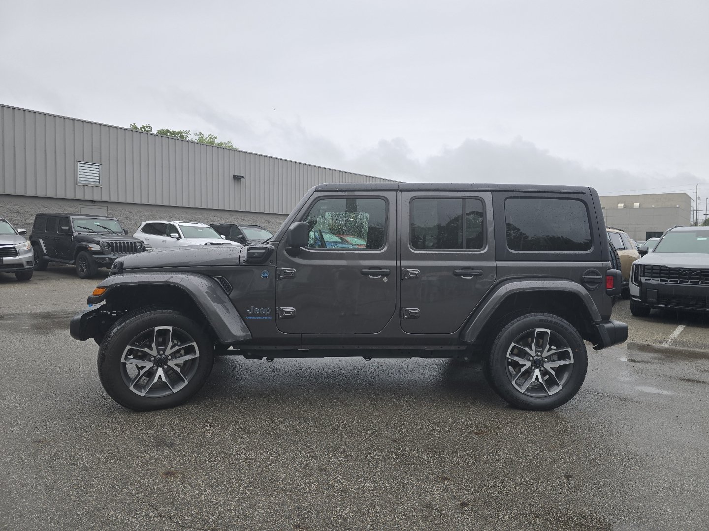 Used 2024 Jeep Wrangler Unlimited AWD/4WD image 11