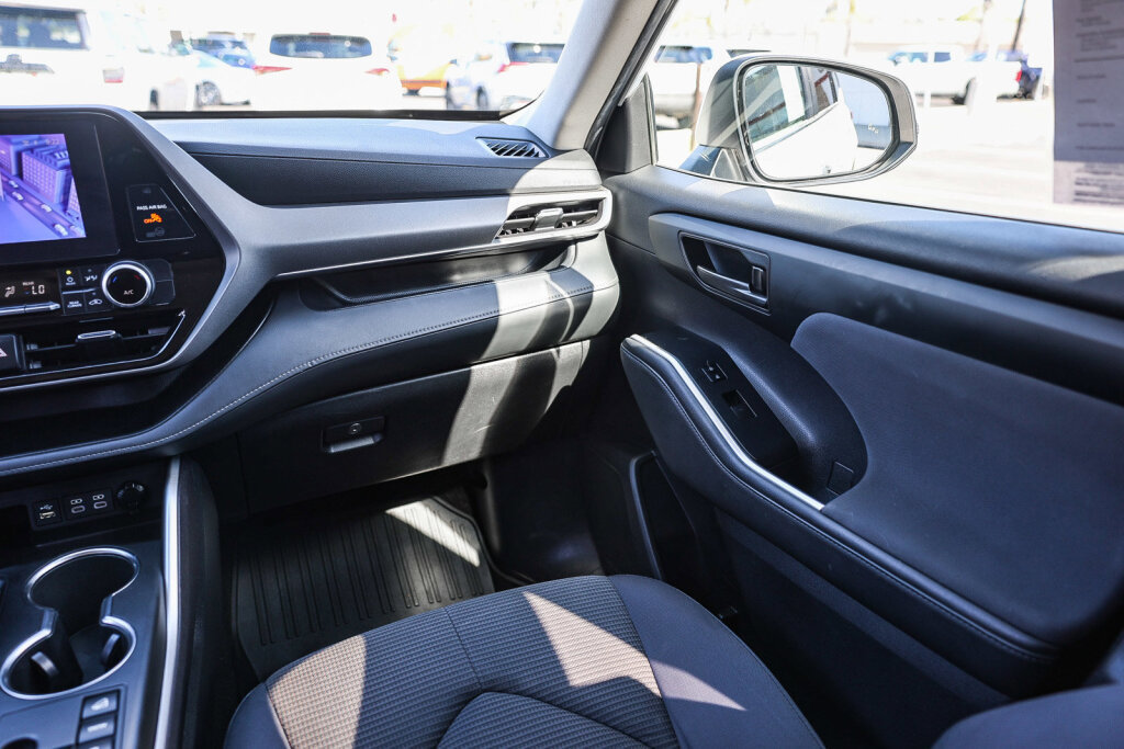 Used 2023 Toyota Highlander LE AWD/4WD image 5