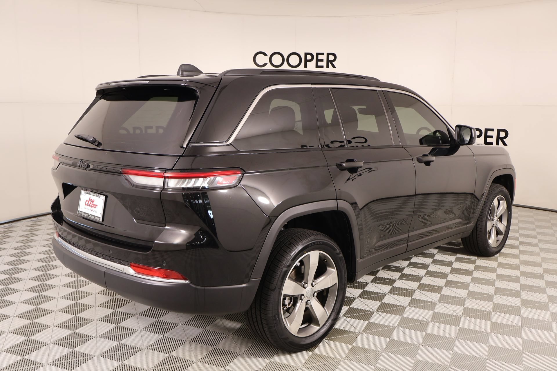 Used 2025 Jeep Grand Cherokee Laredo AWD/4WD image 19