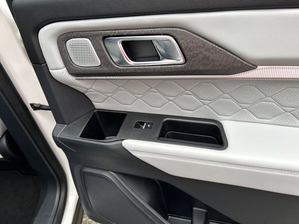 Used 2025 Ford Explorer Platinum w/ Ultimate Package image 29