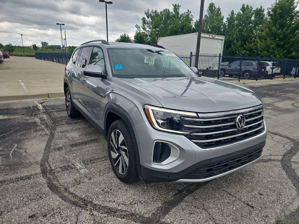 Used 2025 Volkswagen Atlas SE AWD/4WD image 3