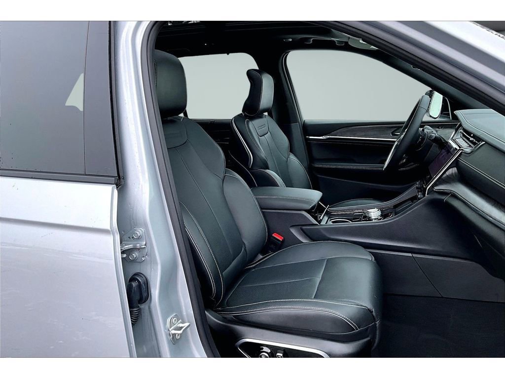 Certified 2025 Jeep Grand Cherokee Overland w/ Luxury Tech Group IV image 8