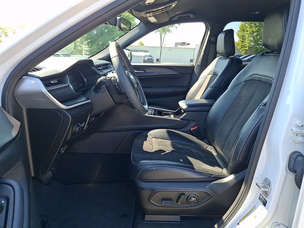 Used 2023 Jeep Grand Cherokee L Laredo AWD/4WD image 15