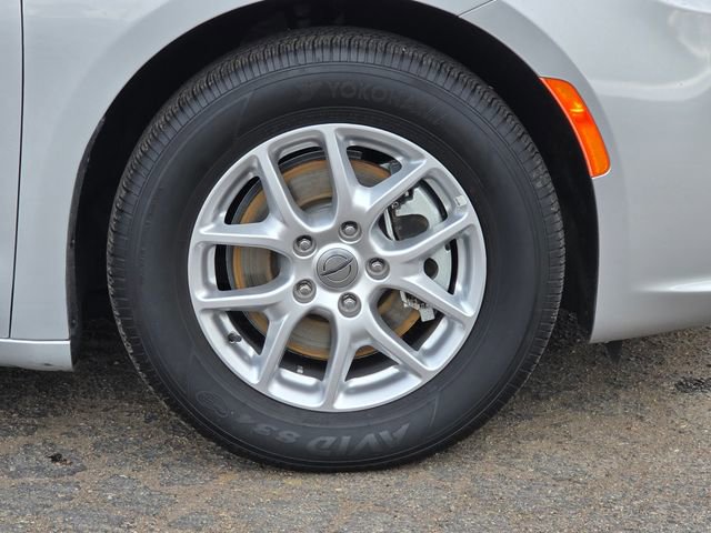 Used 2024 Chrysler Pacifica Touring-L image 8